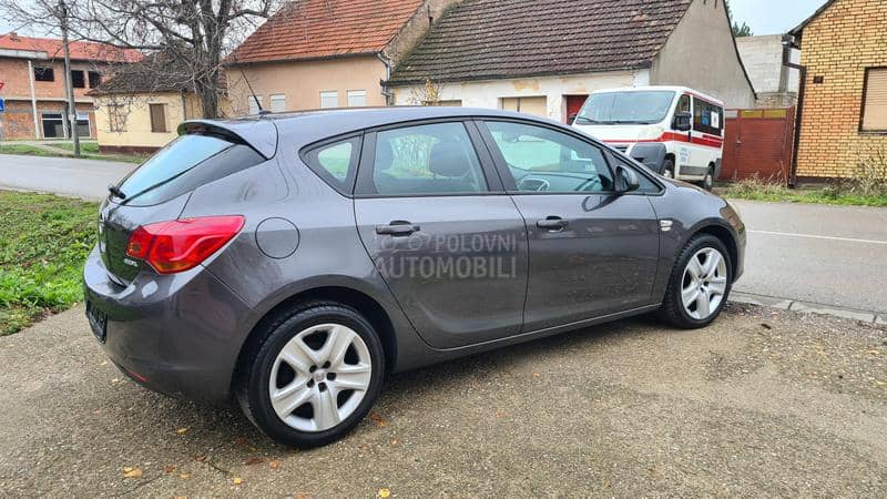 Opel Astra J 