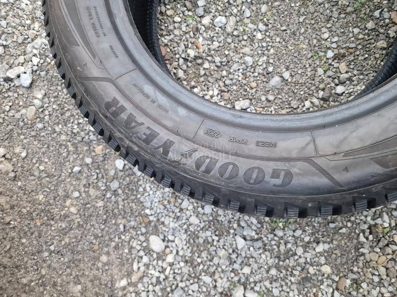 Goodyear 215/65 R17 Zimska