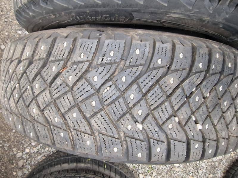Goodyear 215/65 R17 Zimska