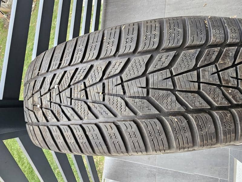Hankook 235/65 R19 Zimska