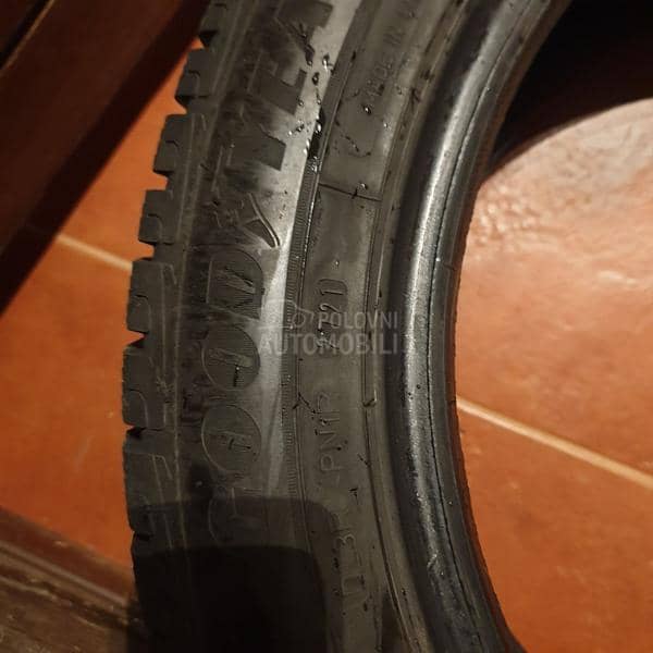 Goodyear 215/55 R17 Zimska