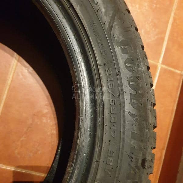 Goodyear 215/55 R17 Zimska