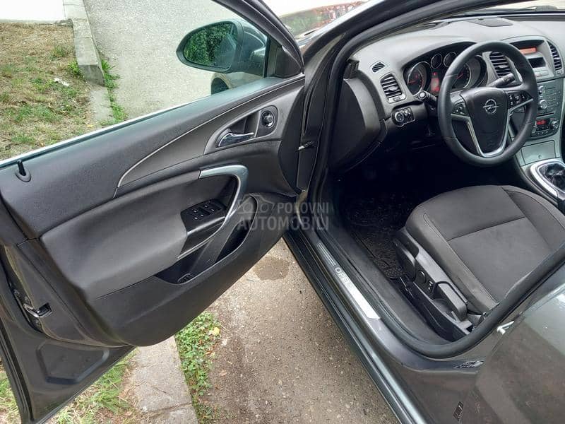 Opel Insignia 1.8 za motorcikl