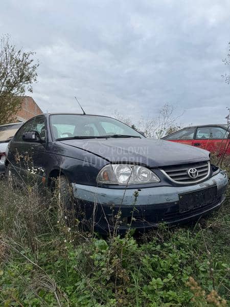 Toyota Avensis D4D 2002. god. -  kompletan auto u delovima