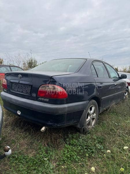 Toyota Avensis D4D 2002. god. -  kompletan auto u delovima