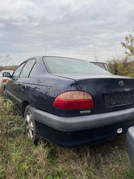 Toyota Avensis D4D 2002. god. -  kompletan auto u delovima