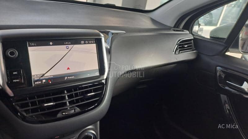 Peugeot 208 1.2 PURE NAV LED USB