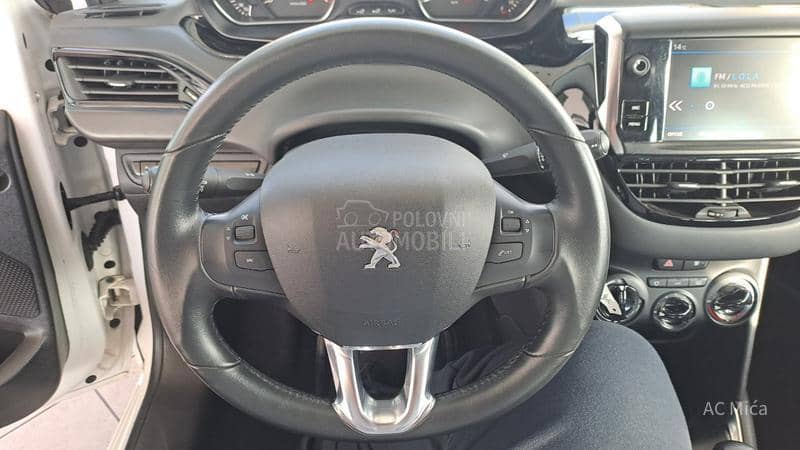 Peugeot 208 1.2 PURE NAV LED USB