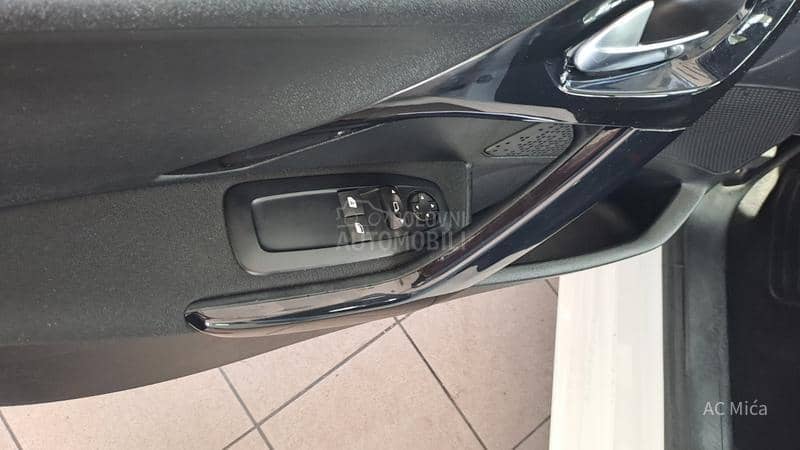 Peugeot 208 1.2 PURE NAV LED USB