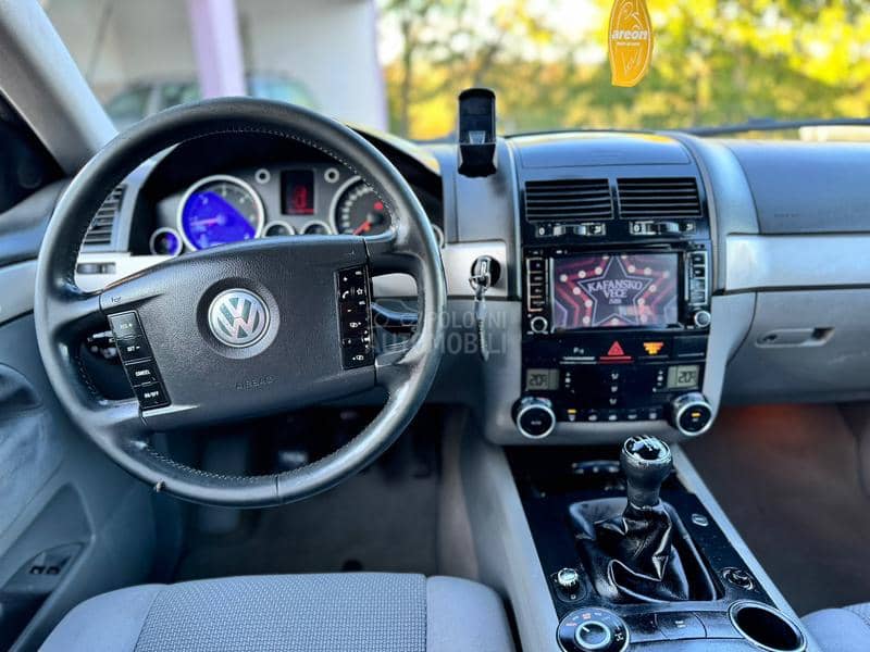 Volkswagen Touareg 2.5 2004. god. -  kompletan auto u delovima