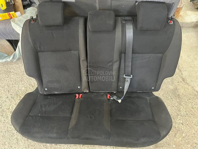 Zadnja klupa sa pojasevima