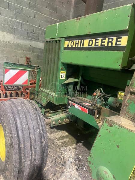 John Deere 5830