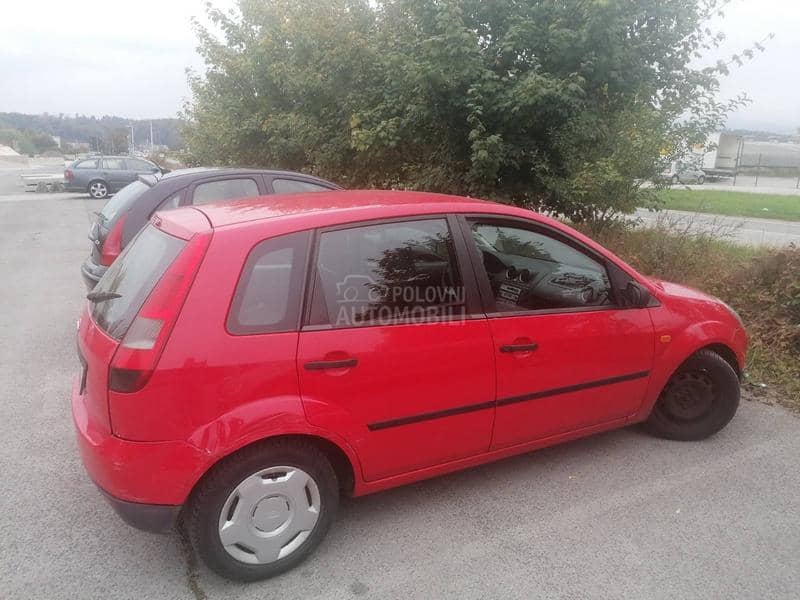 Ford Fiesta 1.3 b 2004. god. -  kompletan auto u delovima