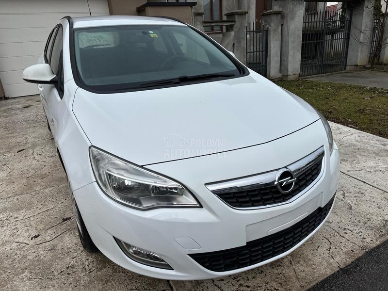 Opel Astra J 1.4 16V ENJOY