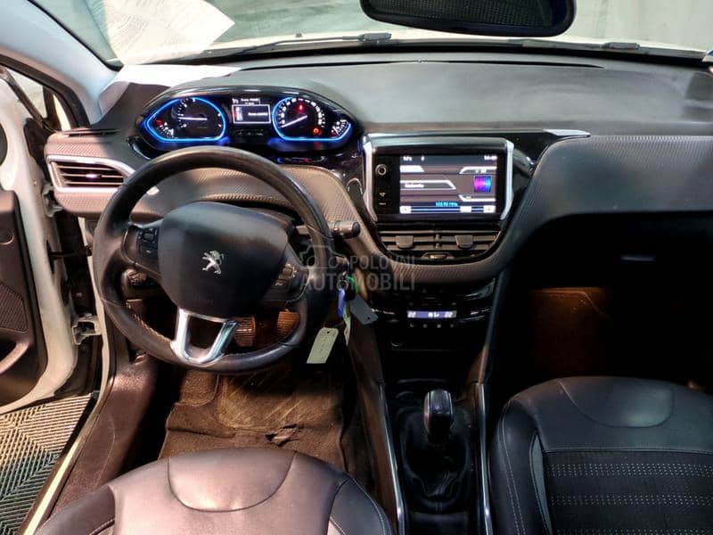 Peugeot 2008 1.2 ALLURE PANO