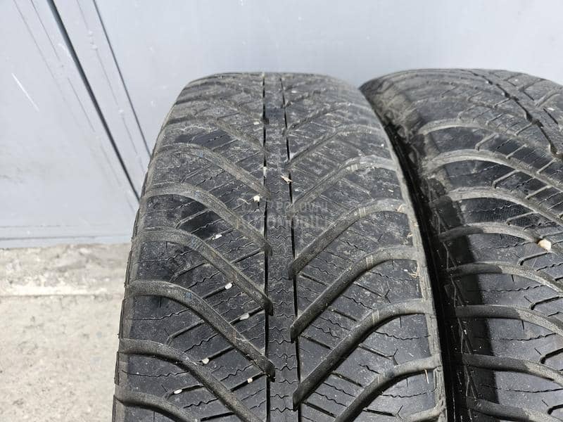 Goodyear 215/60 R17 Zimska