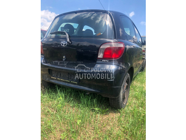 Toyota Yaris 2004. god. -  kompletan auto u delovima