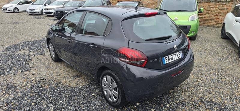 Peugeot 208 1.0 b  123 000 k m