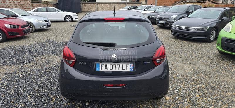 Peugeot 208 1.0 b  123 000 k m