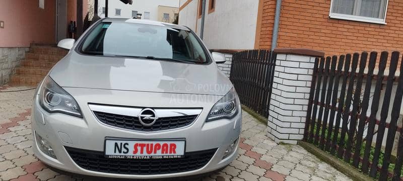 Opel Astra J 1.6benc c o s m o