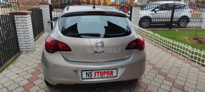 Opel Astra J 1.6benc c o s m o