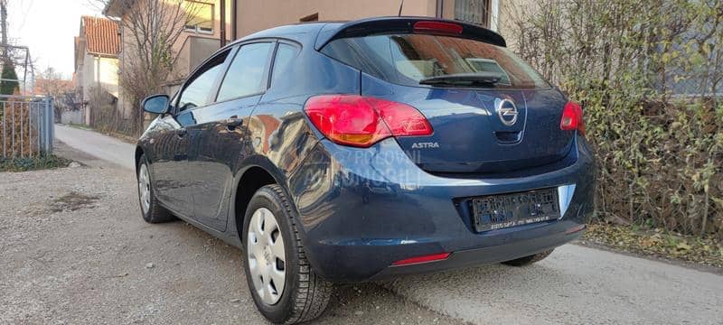 Opel Astra J 1.6 i CH