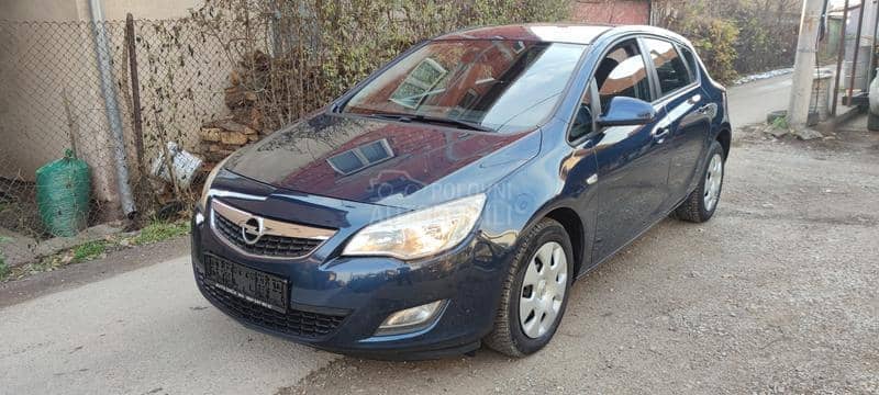 Opel Astra J 1.6 i CH