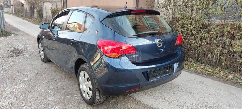 Opel Astra J 1.6 i CH