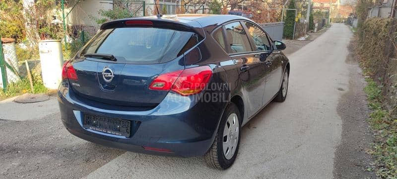 Opel Astra J 1.6 i CH