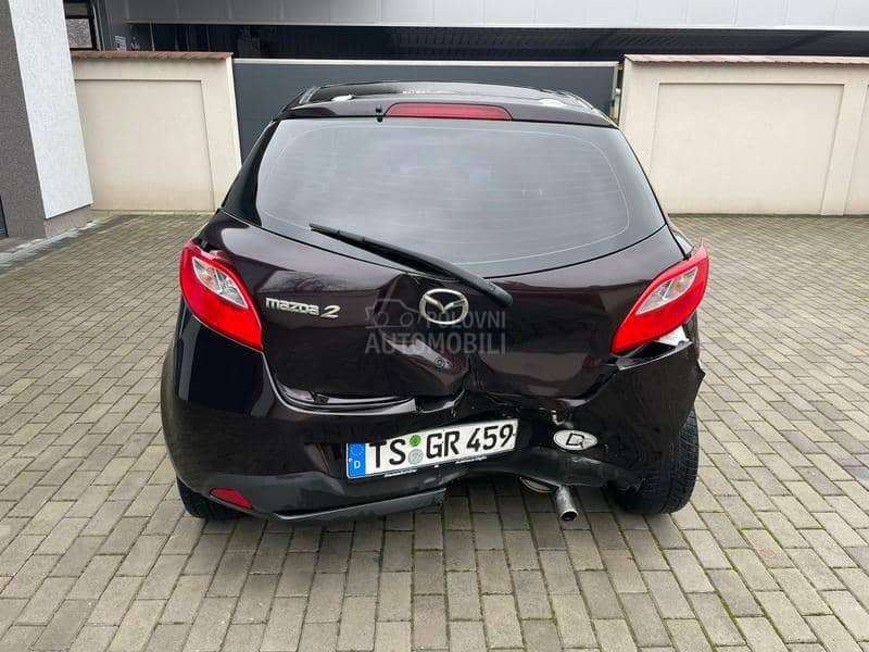 Mazda 2 SA TABLICAMA