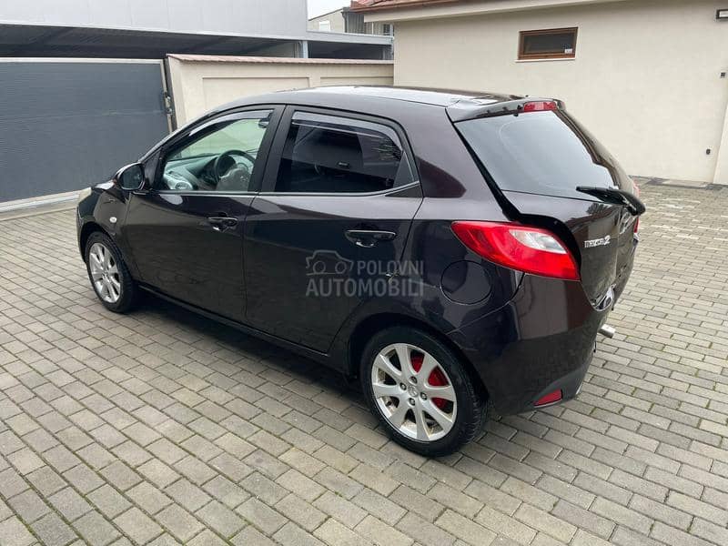 Mazda 2 SA TABLICAMA