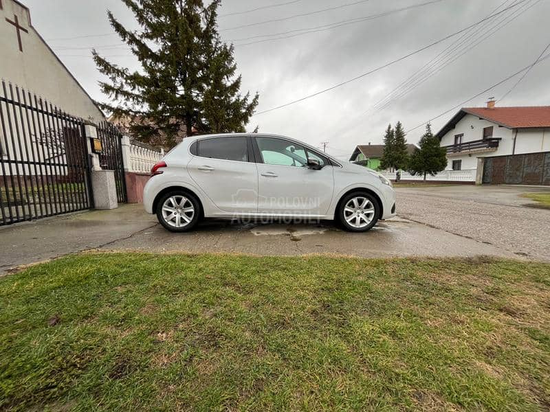 Peugeot 208 ALLURE/PERLA