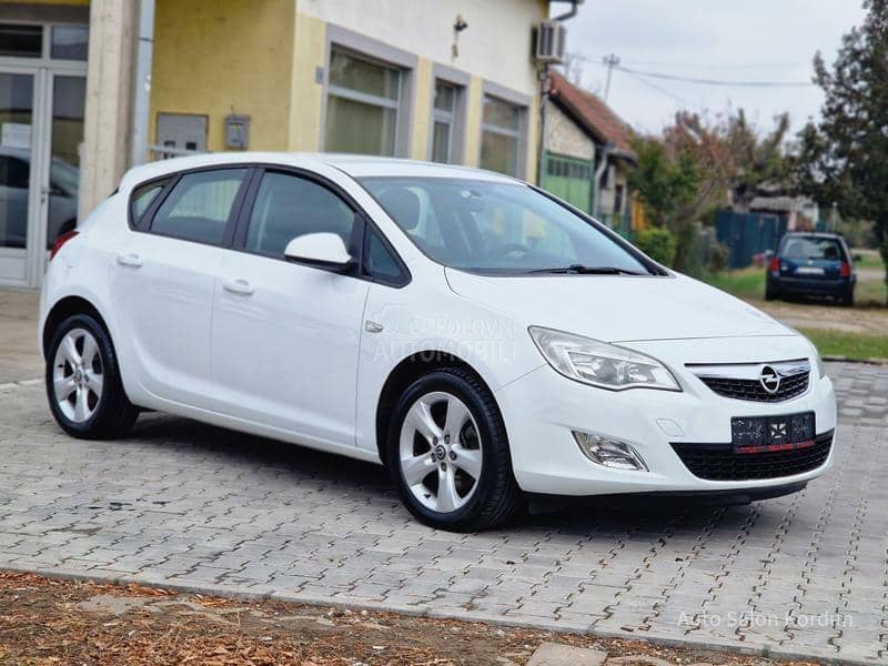 Opel Astra J 