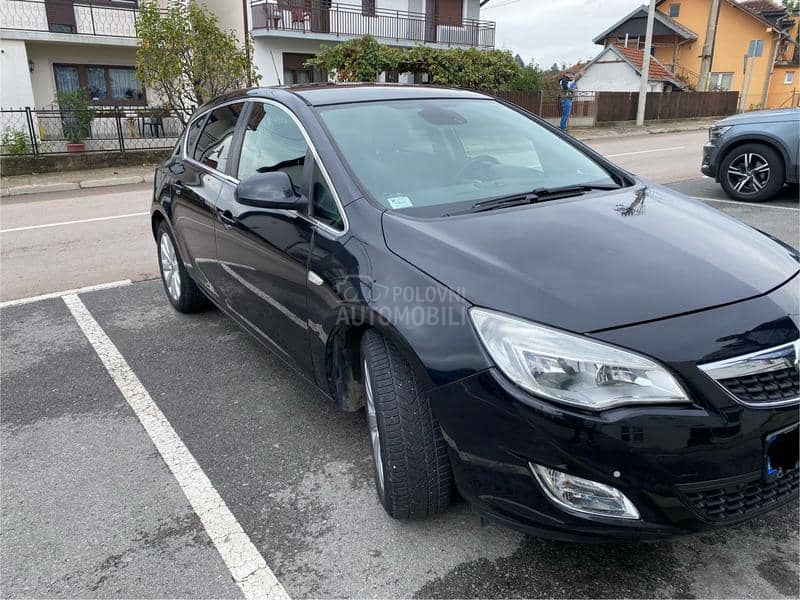 Opel Astra J COSMO 2012