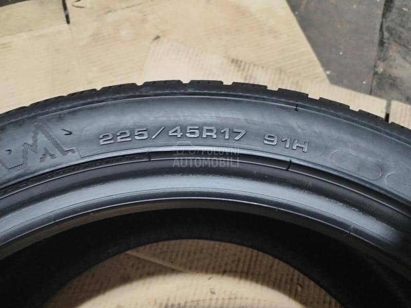 Dunlop 225/45 R17 Zimska