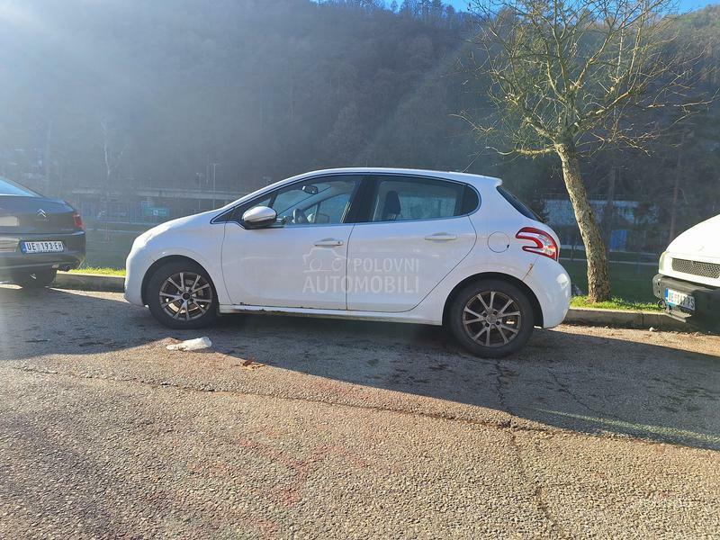 Peugeot 208 ZA PREPRODAVCE