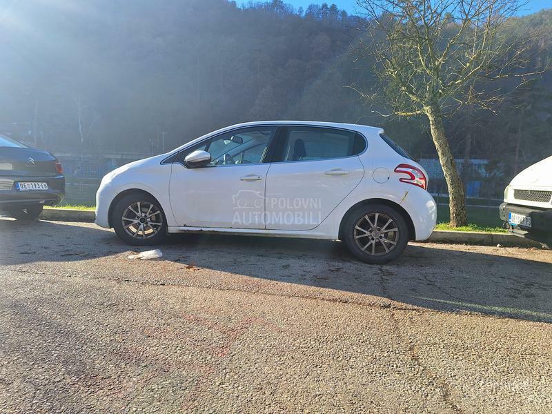 Peugeot 208 ZA PREPRODAVCE