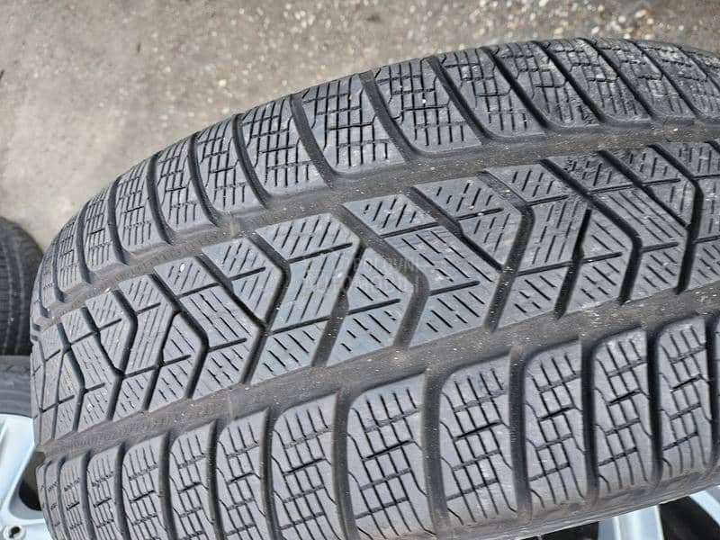 Pirelli 235/60 R18 Zimska