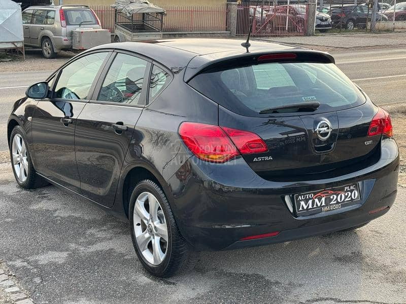 Opel Astra J NEMA BOLJA