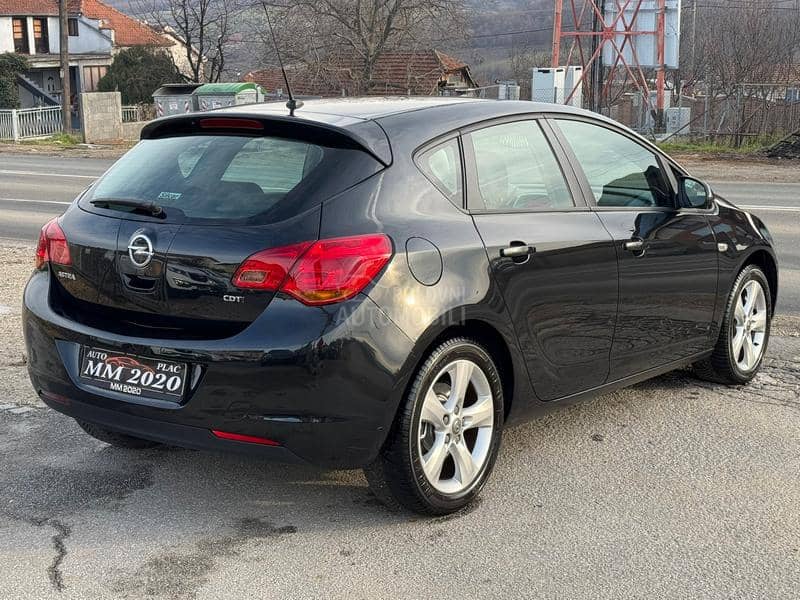 Opel Astra J NEMA BOLJA