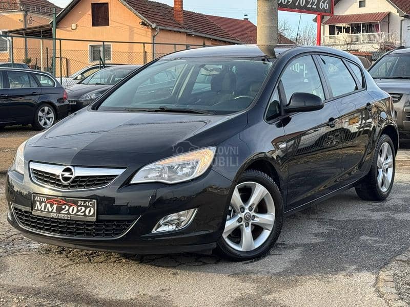 Opel Astra J NEMA BOLJA