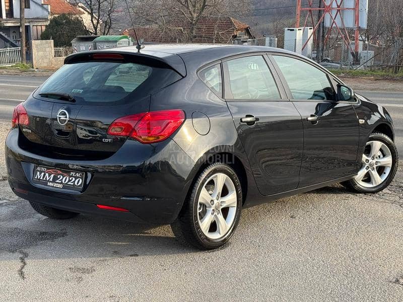 Opel Astra J NEMA BOLJA