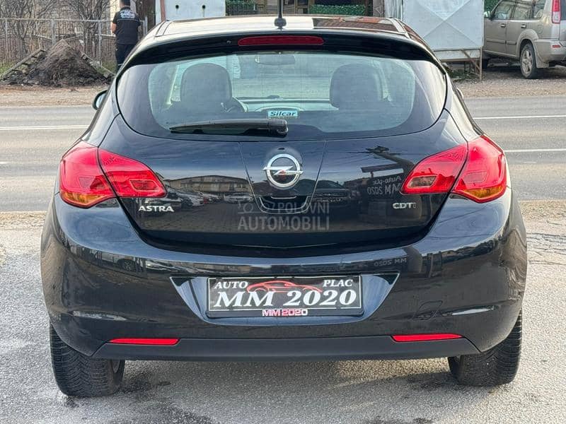 Opel Astra J NEMA BOLJA