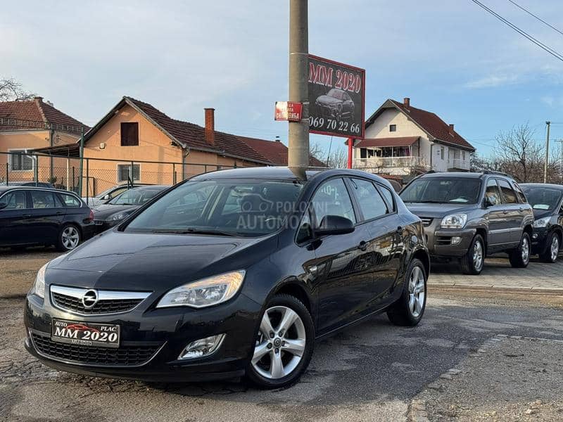 Opel Astra J NEMA BOLJA