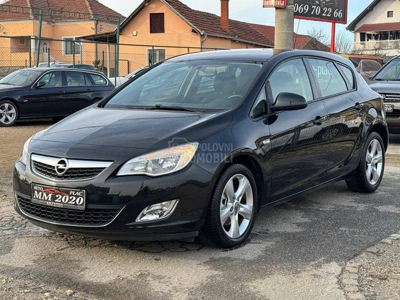 Opel Astra J NEMA BOLJA