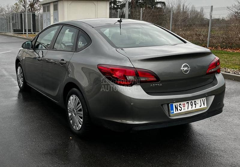 Opel Astra J 1.6 Enjoy