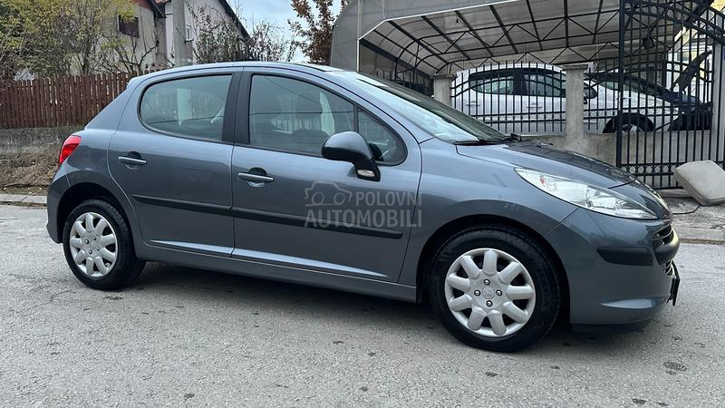 Peugeot 207 1.4 B. IZUZEETAN