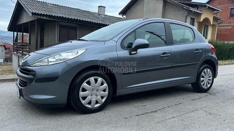 Peugeot 207 1.4 B. IZUZEETAN