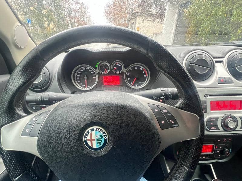 Alfa Romeo MiTo auto