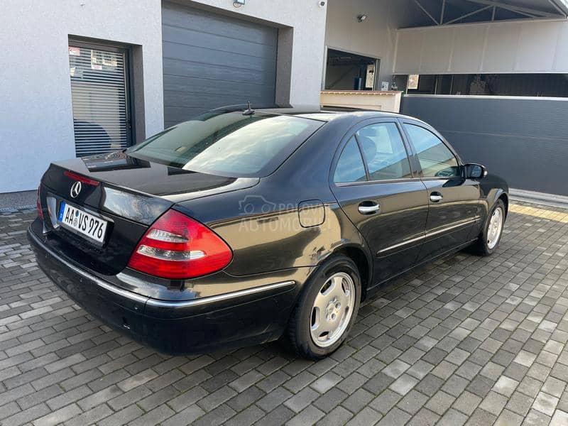 Mercedes Benz E 220 SA TABLICAMA